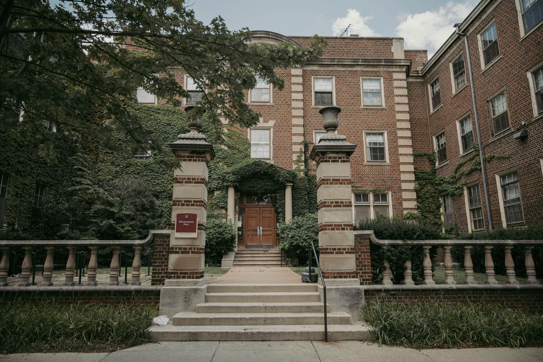 Una exalumna de Cornell denuncia a siete integrantes de una fraternidad y la fiscalía revisa por qué no hubo justicia