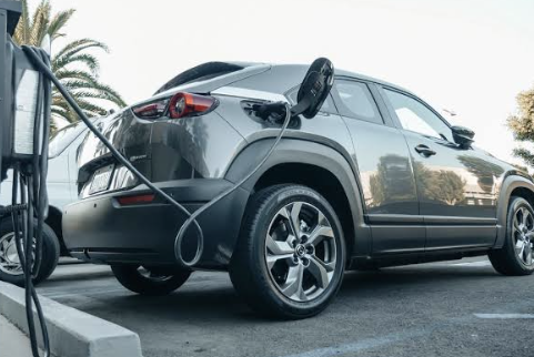 El mercado de autos usados en EE.UU. premia a los eléctricos y castiga a las camionetas