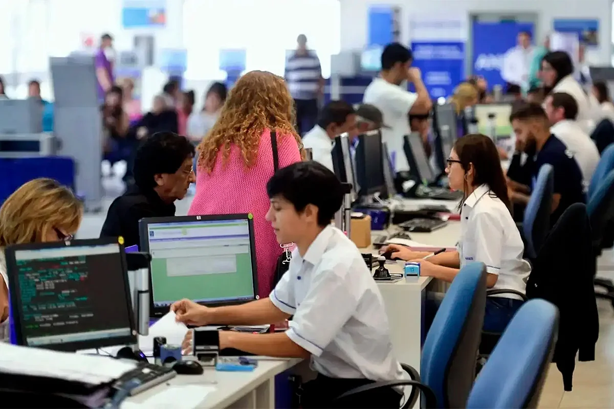 El empleo público cayó en más de 72.000 puestos desde diciembre de 2023